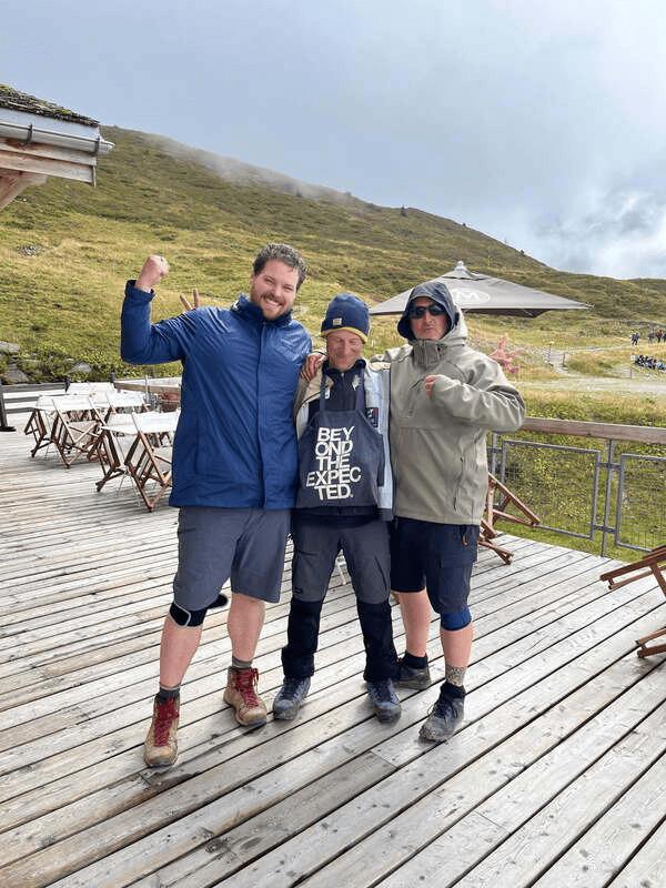 Guillaume Bottolier-Curtet avec deux personnes après une randonnée en montagne.