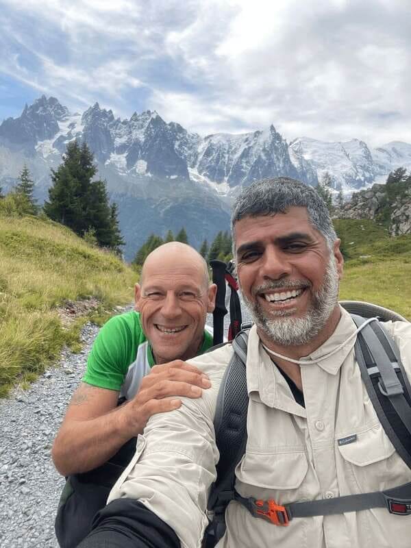 Guillaume Bottolier-Curtet avec une personne lors du Tour du Mont-Blanc